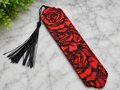 Marque-page Roses Écarlates imprimé en 3D, motif roses en relief rouge et noir avec pompon noir, cadeau booklover romantique fabriqué au Québec, Krystall Kreations