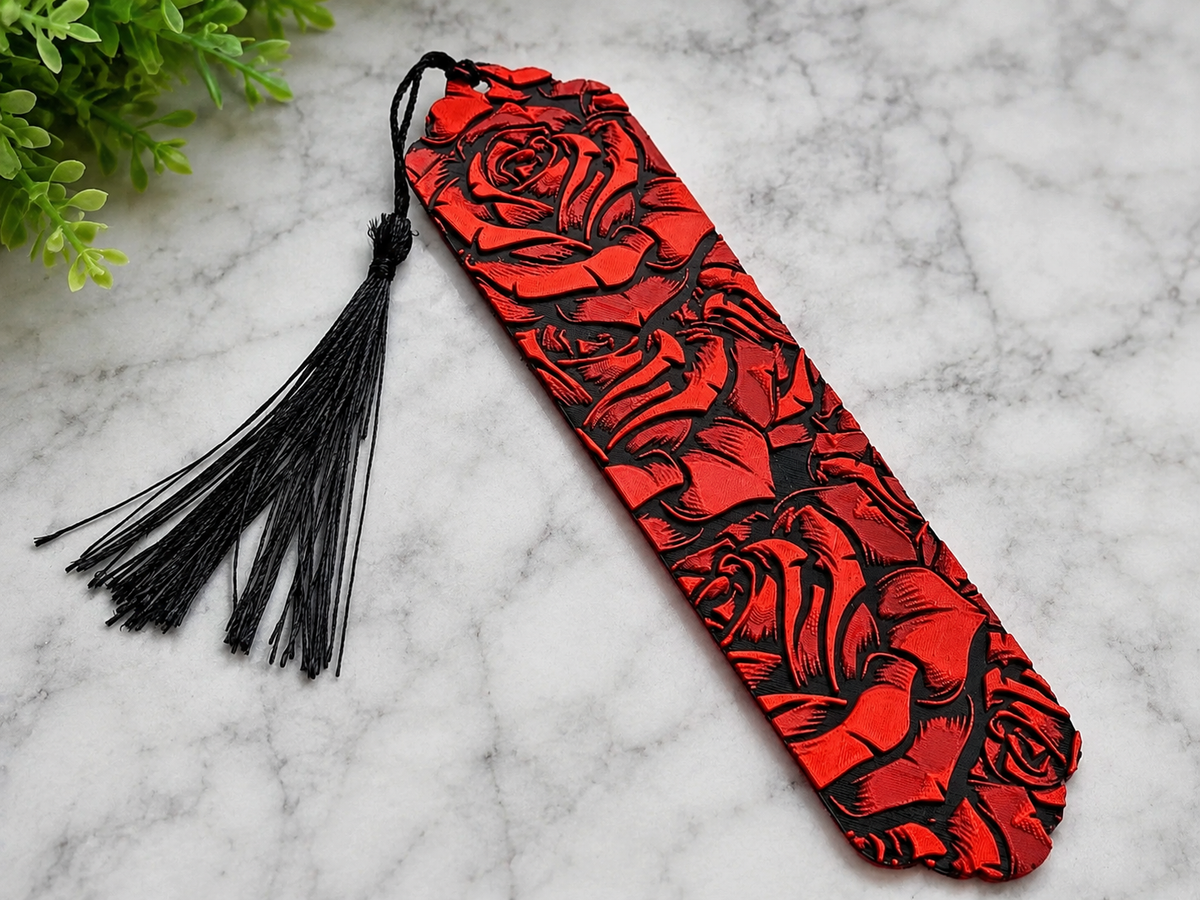 Marque-page Roses Écarlates imprimé en 3D, motif roses en relief rouge et noir avec pompon noir, cadeau booklover romantique fabriqué au Québec, Krystall Kreations