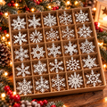 Ensemble de 25 flocons de Noël blancs imprimés en 3D, présentés ensemble avec des motifs variés