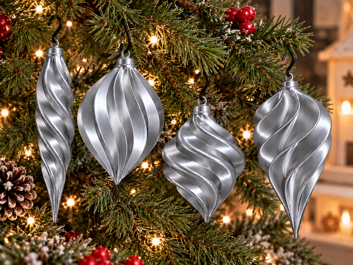  Lot de quatre ornements de Noël torsadés imprimés en 3D Argent silk, finition brillante effet silk et crochets pour les suspendre