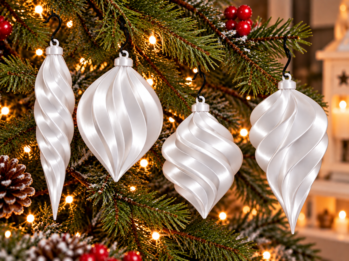  Lot de quatre ornements de Noël torsadés imprimés en 3D Blanc silk, finition brillante effet silk et crochets pour les suspendre