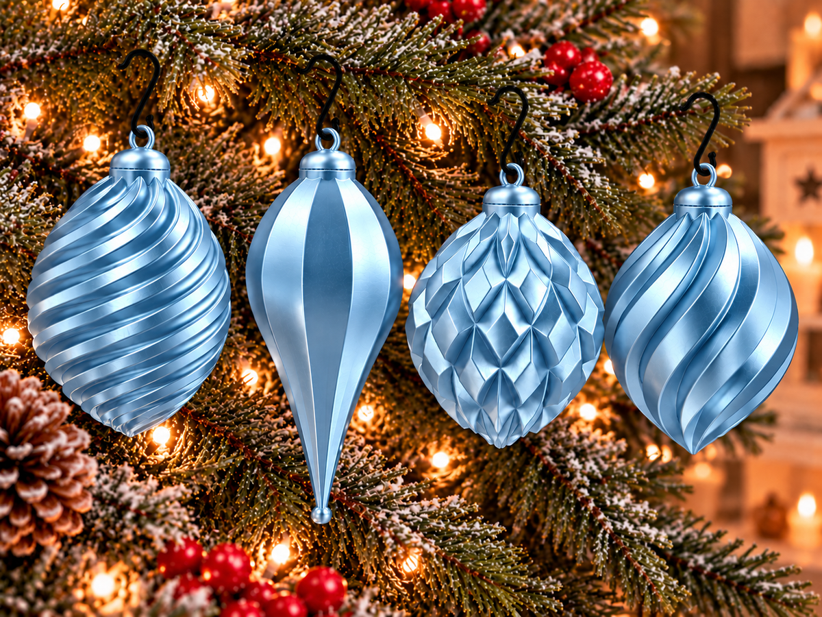  Lot de quatre ornements de Noël imprimés en 3D Bleu pâle silk, avec motifs sculptés différents et finition brillante effet silk