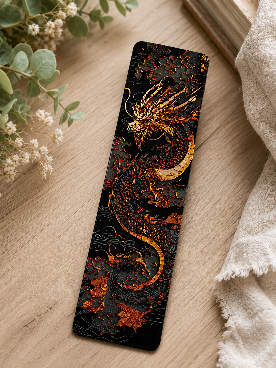 Marque-page dragon céleste imprimé en 3D, fond noir avec détails dorés et cuivrés, cadeau idéal pour amateurs de fantasy et de dragons, fabriqué au Québec