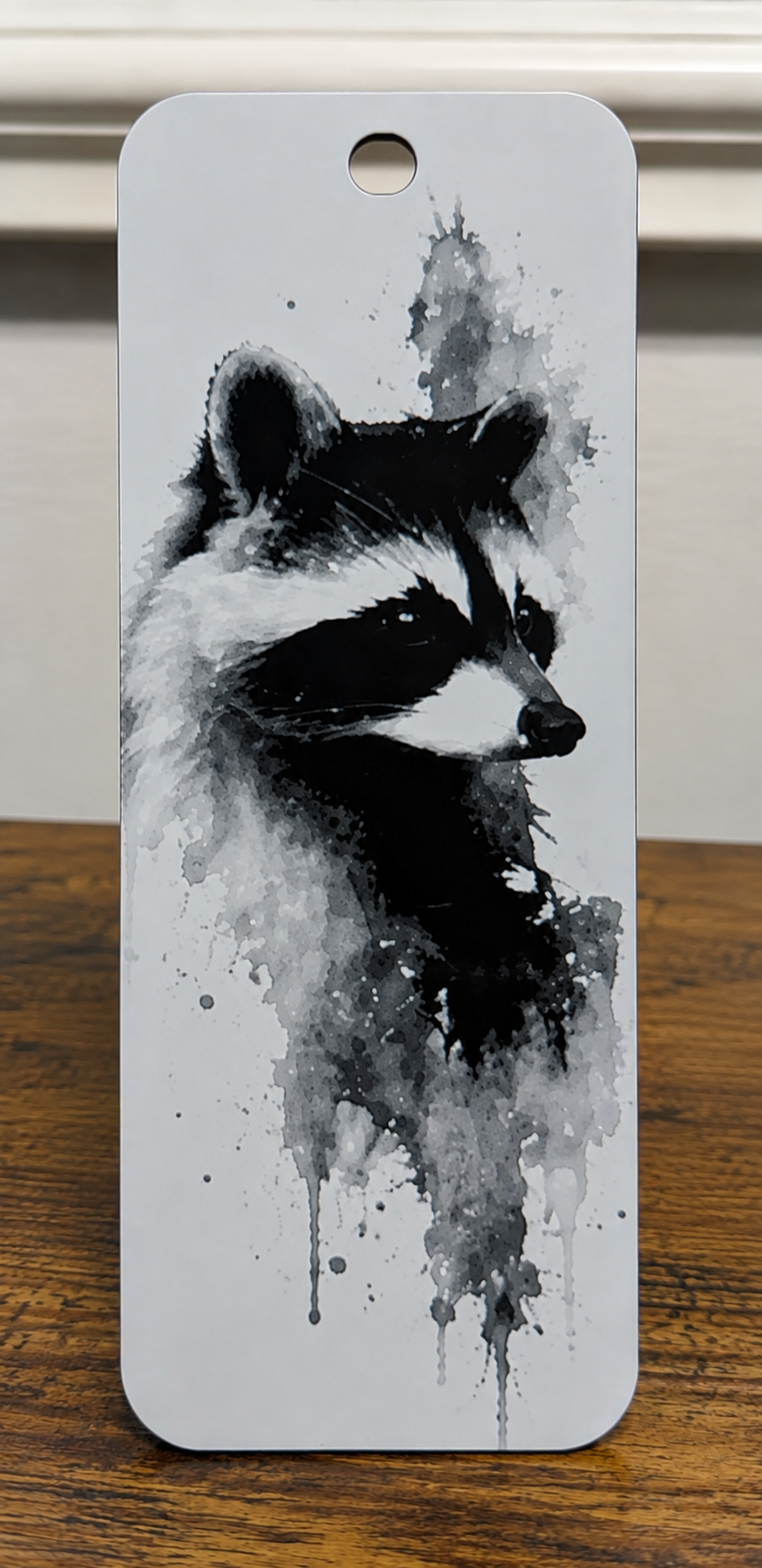 "Marque-page raton laveur aquarelle imprimé en 3D, design noir et blanc, fabriqué au Québec"