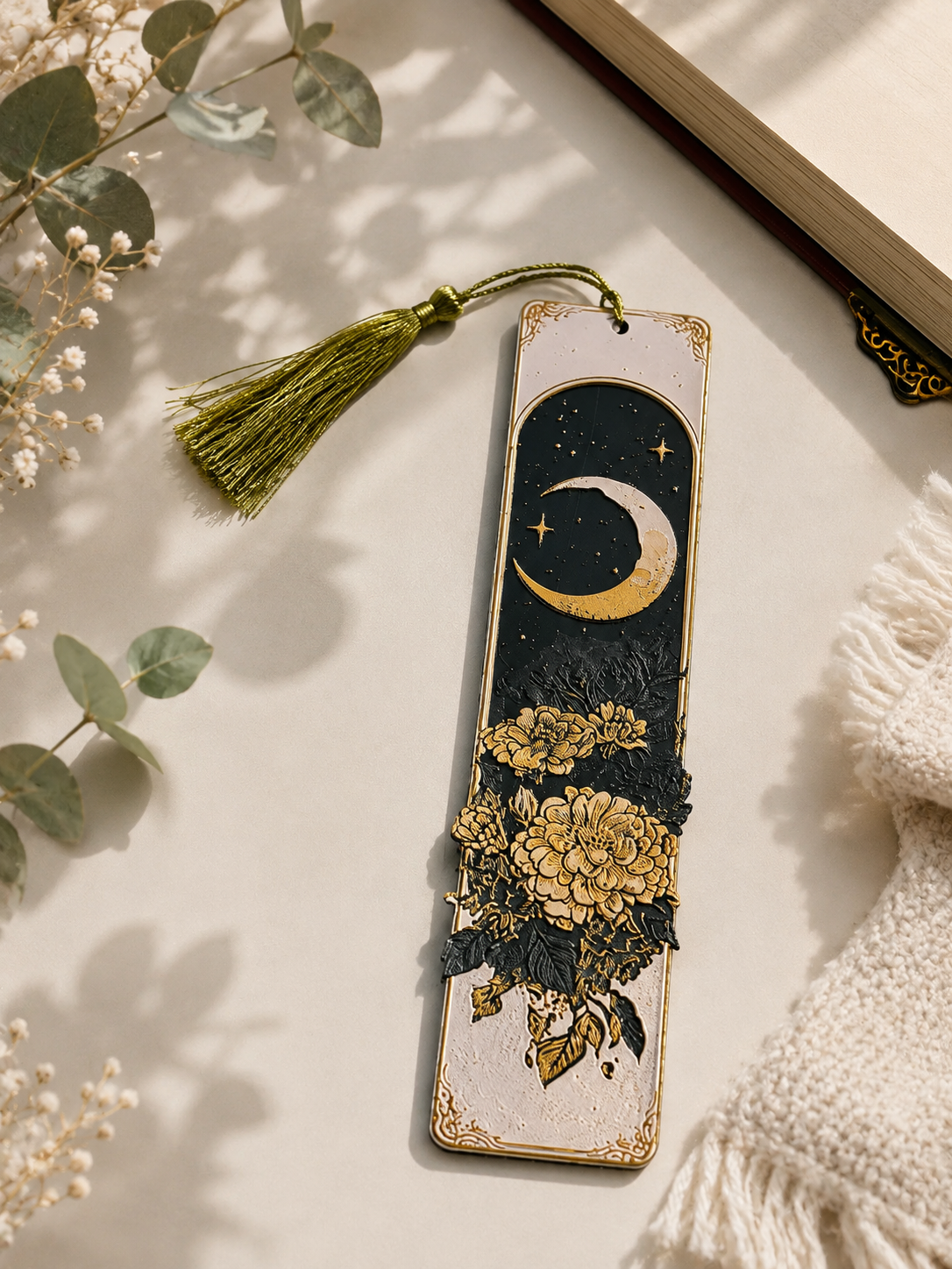 "Marque-page Lune Dorée et Fleurs imprimé en 3D, croissant de lune étoilé, tons noir blanc et or avec pompon"