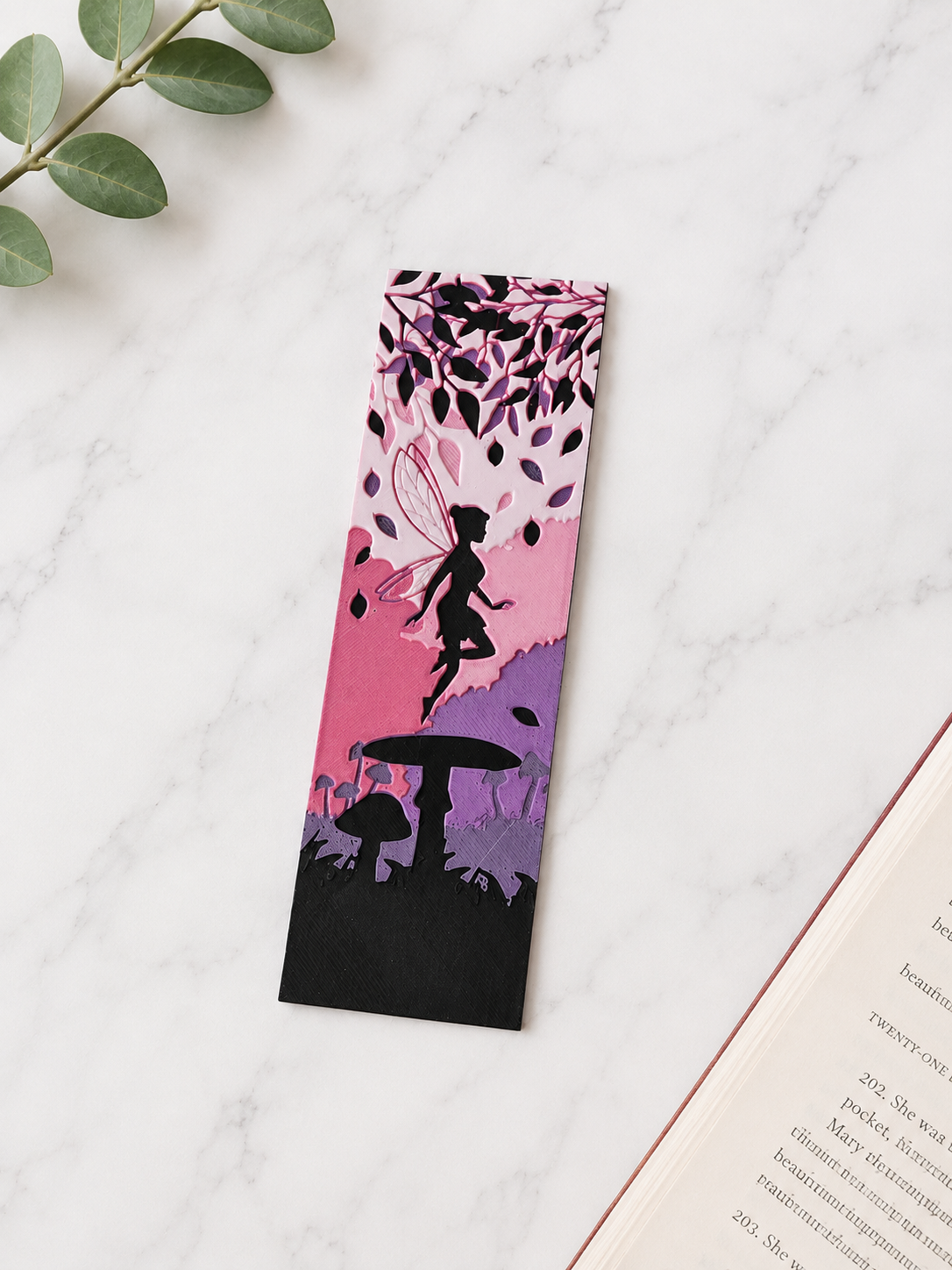 Marque-page Fée imprimé en 3D, décor forêt enchantée rose et mauve avec silhouette de fée, champignons et feuillage, cadeau booklover fabriqué au Québec, Krystall Kreations