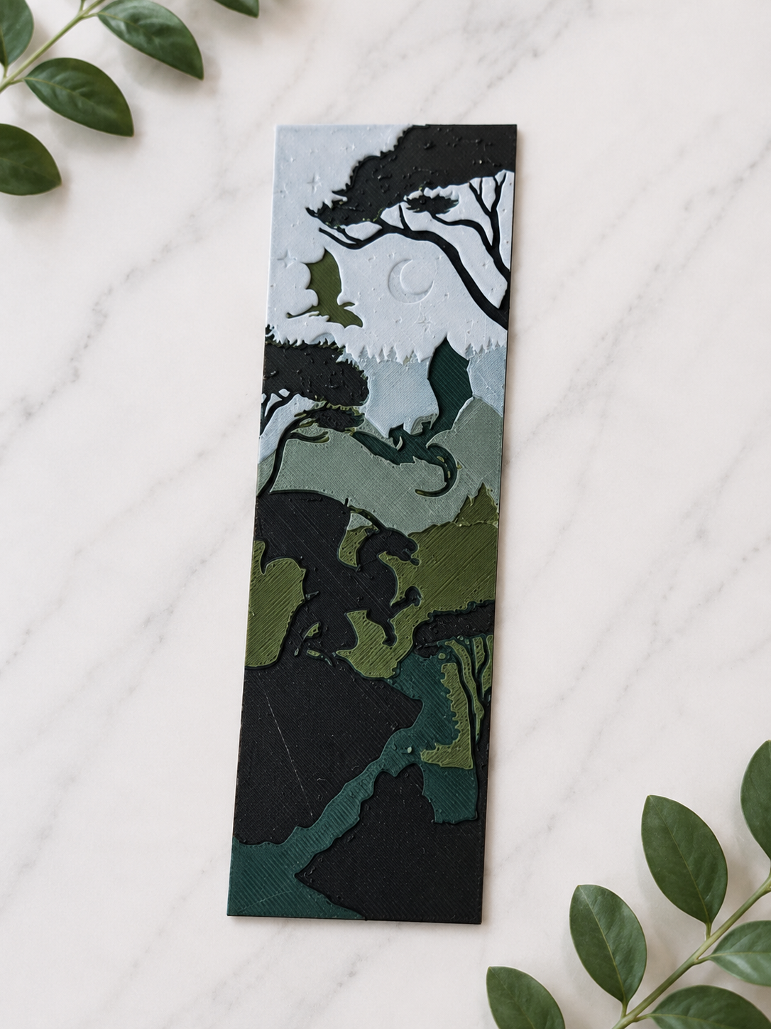 Marque-page Ombre de Dragon imprimé en 3D, silhouettes de dragons nocturnes dans forêt mystique vert gris et noir sous la lune, cadeau booklover fabriqué au Québec, Krystall Kreations