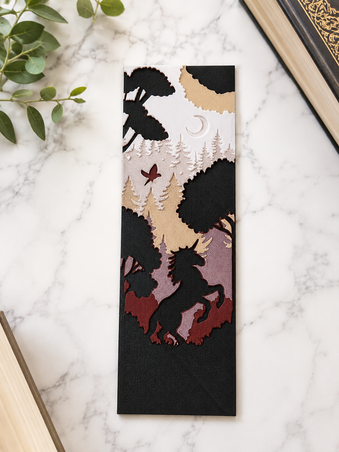 Marque-page Ombre de Licorne imprimé en 3D, silhouette de licorne dans une forêt enchantée sous la lune avec effet de profondeur, cadeau booklover fabriqué au Québec, Krystall Kreations