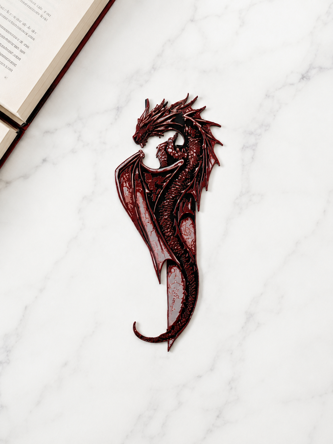 Marque-page Wyvern Cramoisie imprimé en 3D, dragon rouge et noir aux teintes sombres finement détaillé, cadeau booklover fantasy fabriqué au Québec, Krystall Kreations
